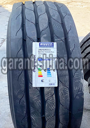 Pirelli R02 Pro Trailer Plus (прицепная) 385/65 R22.5 164K 24PR HL - Фото протектора с этикеткой вблизи